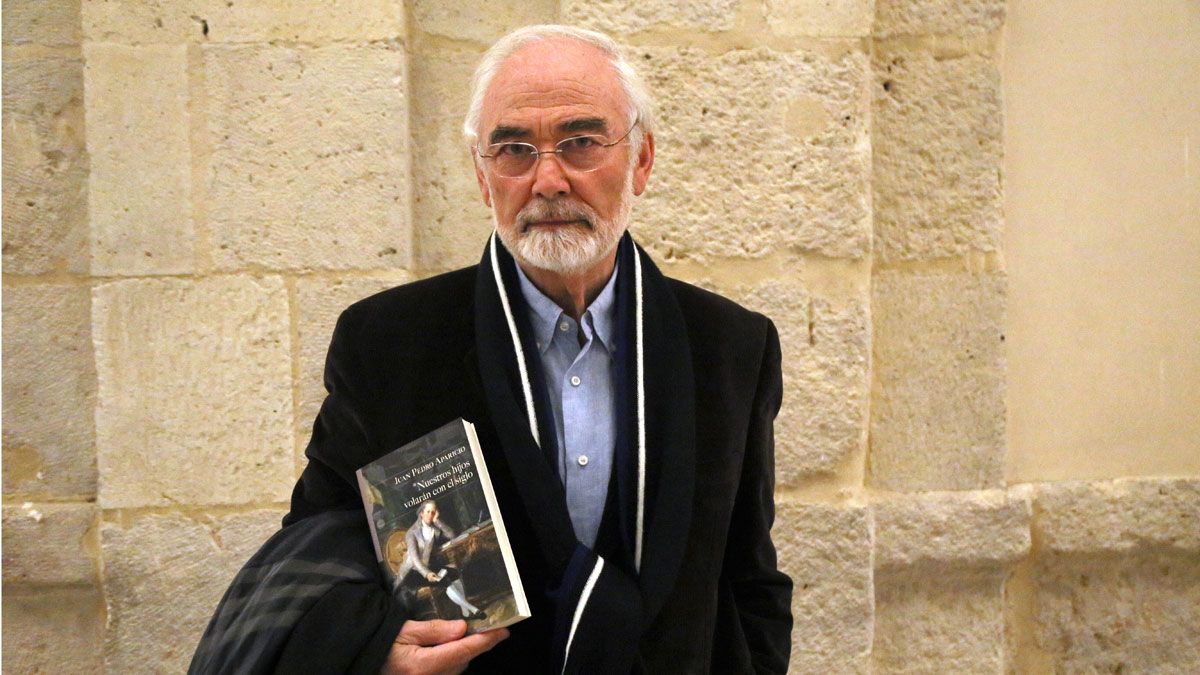 El escritor y ensayista leonés Juan Pedro Aparicio con su anterior publicación sobre Jovellanos.| EDUARDO MARGARETO (ICAL)