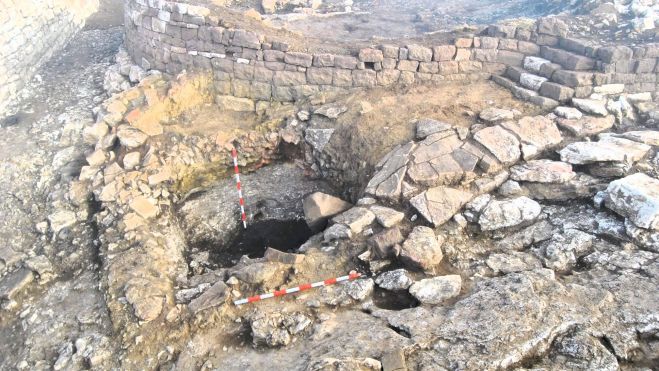 En las fotografías, restos arqueológicos hallados en la Peña del Castro tras las últimas excavaciones (1)