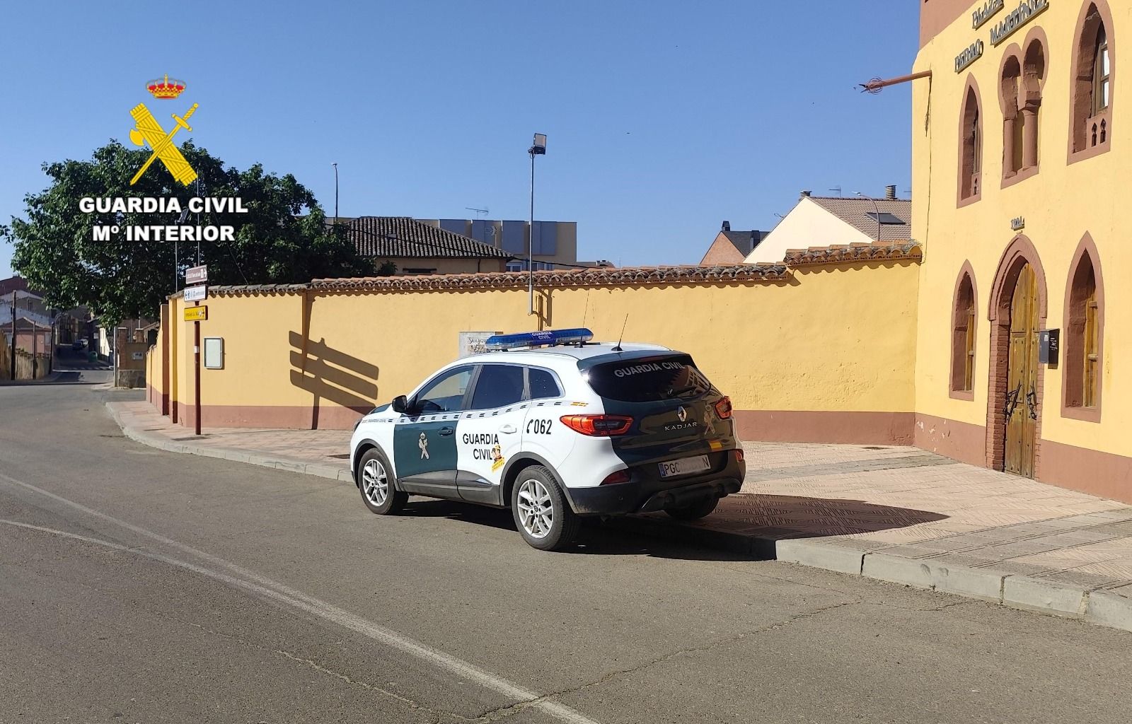 Vehículo de la Guardia Civil por las calles de Valencia de Don Juan. | L.N.C.
