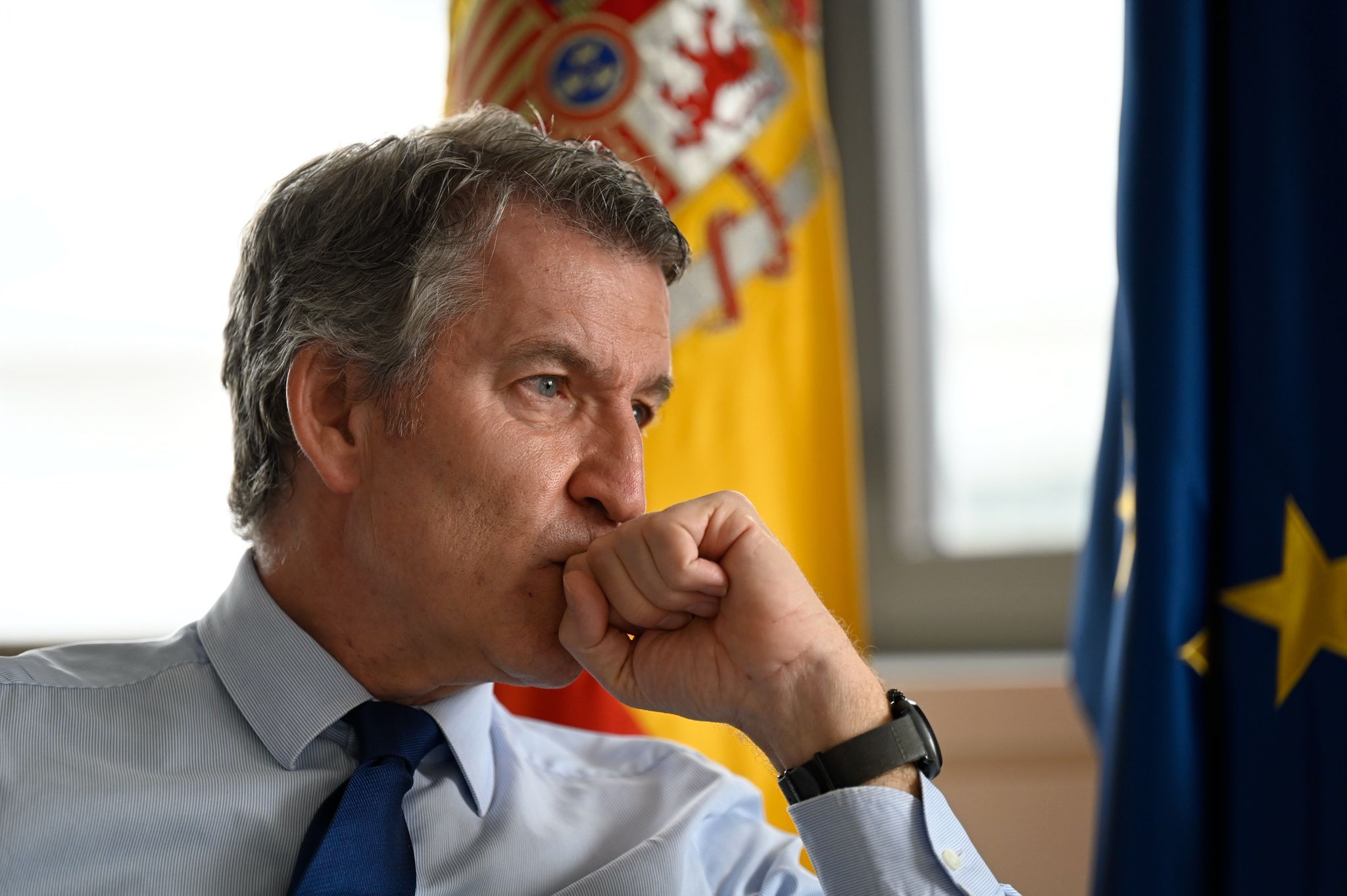 El presidente del Partido Popular, Alberto Núñez Feijóo, durante la entrevista concedida a La Nueva Crónica. | SAÚL ARÉN