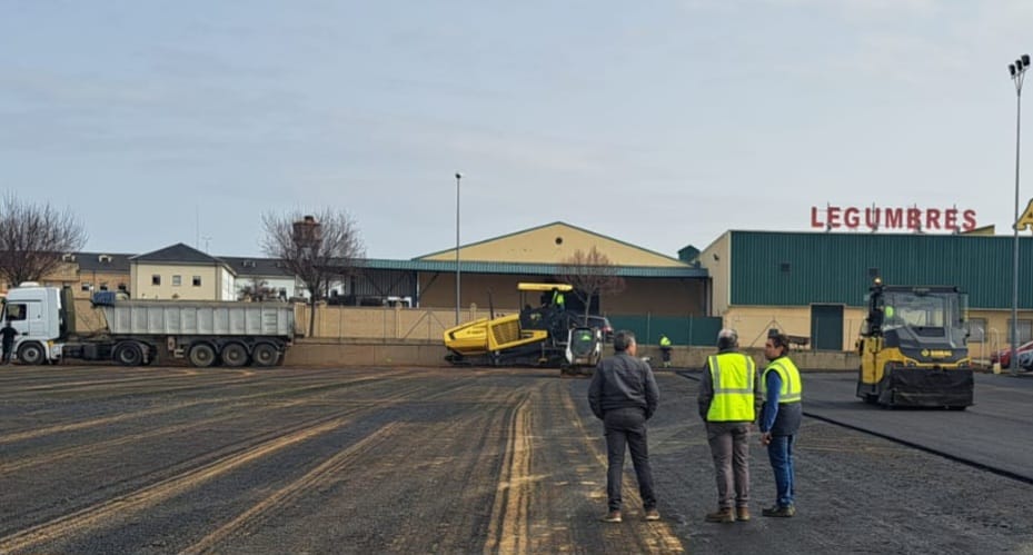 Avanzan las obras de mejora del aparcamiento de camiones. | L.N.C.