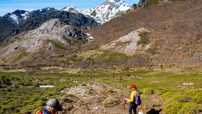 08 Descenso hacia el arroyo del Valle con el Montinuero al fondo