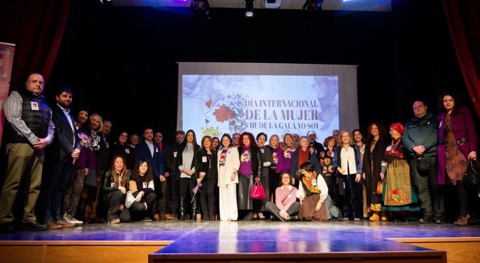 Foto de familia de participantes y organizadores de la VIII Gala “Yo Soy” del Día Internacional de la Mujer | L.N.C.