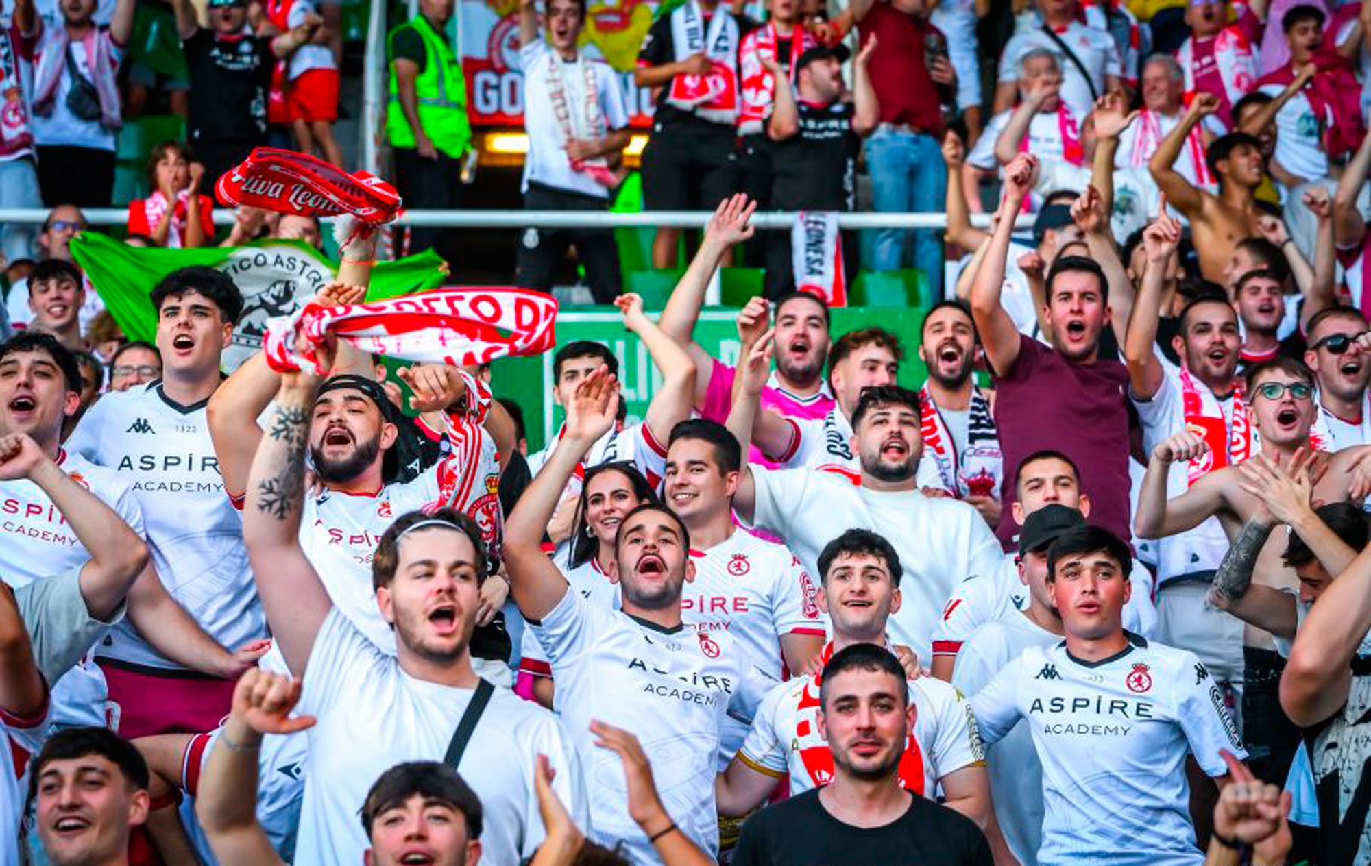 Imagen de la afición de la Cultural en las gradas de El Sardinero frente al Racing. | LALIGA