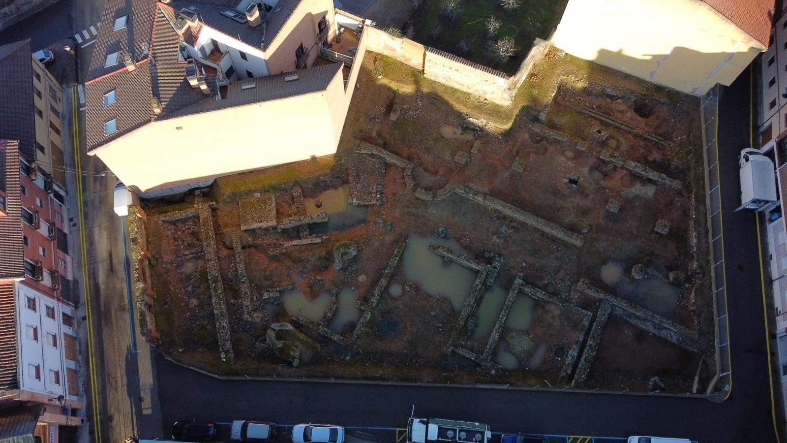 Vista aérea de los restos del solar del antiguo Hospicio de Astorga. | L.N.C.
