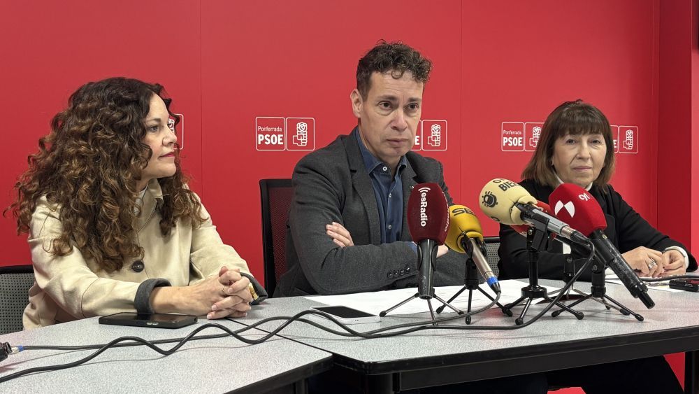 Los miembros del Bierzo y Laciana de la lista electoral del PSOE, con Mabel Fernández a la derecha. | JAVIER FERNÁNDEZ