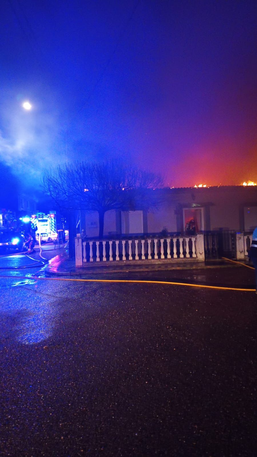 Los bomberos del Sepeis actuando en el incendio de la vivienda de Castrocalbón. | L.N.C.