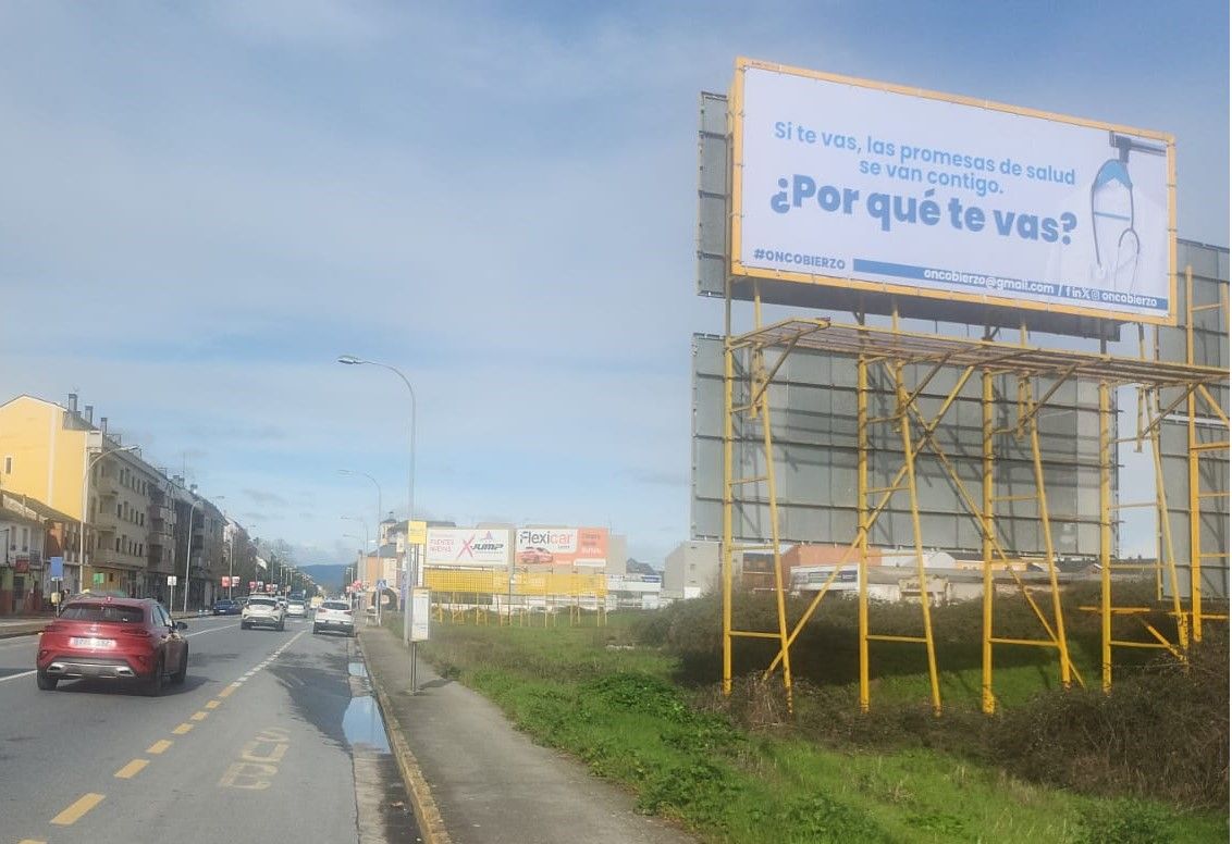 Valla de Oncobierzo colocada a la entrada de Cuatrovientos. 