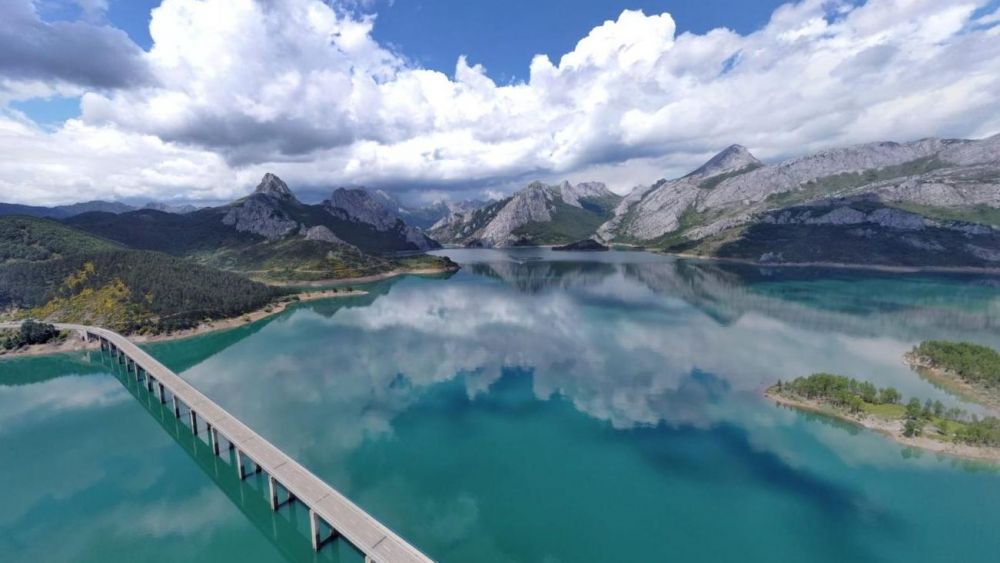 En la imagen, una recreación de la pasarela proyectada sobre el embalse de Riaño.