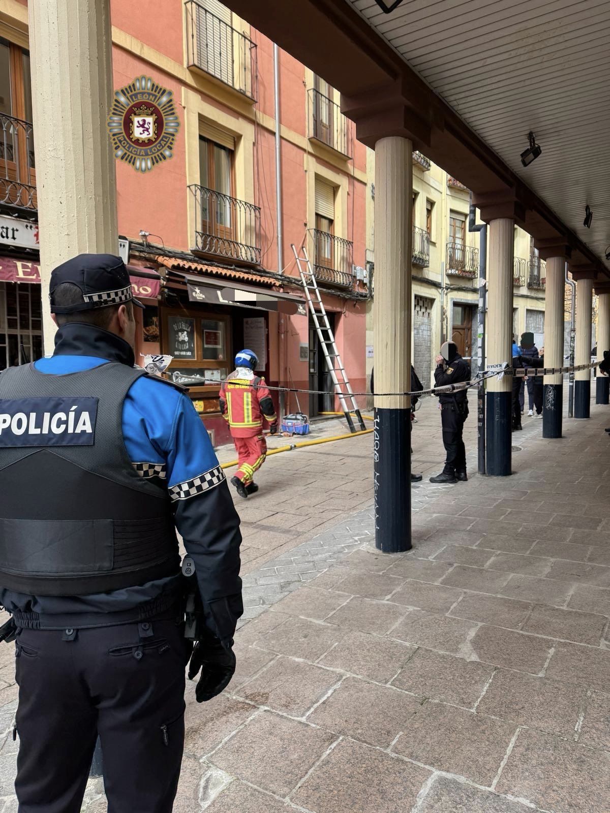 Un instante de la intervención de los bomberos. | POLICÍA LOCAL