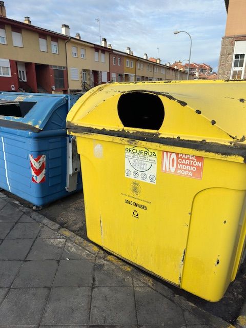 Contenedor del ayuntamiento de Astorga en San Andrés.