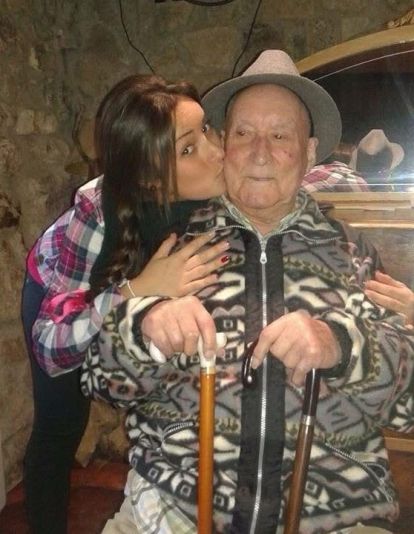 Tatiana junto a su abuelo Valentín.