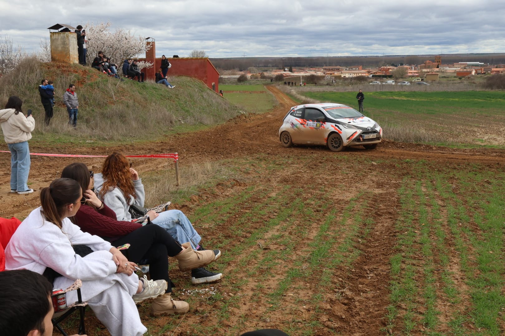 Diferentes momentos de la primera edición del Rallysprint de Villaquejida. FERNANDO OTERO (3)
