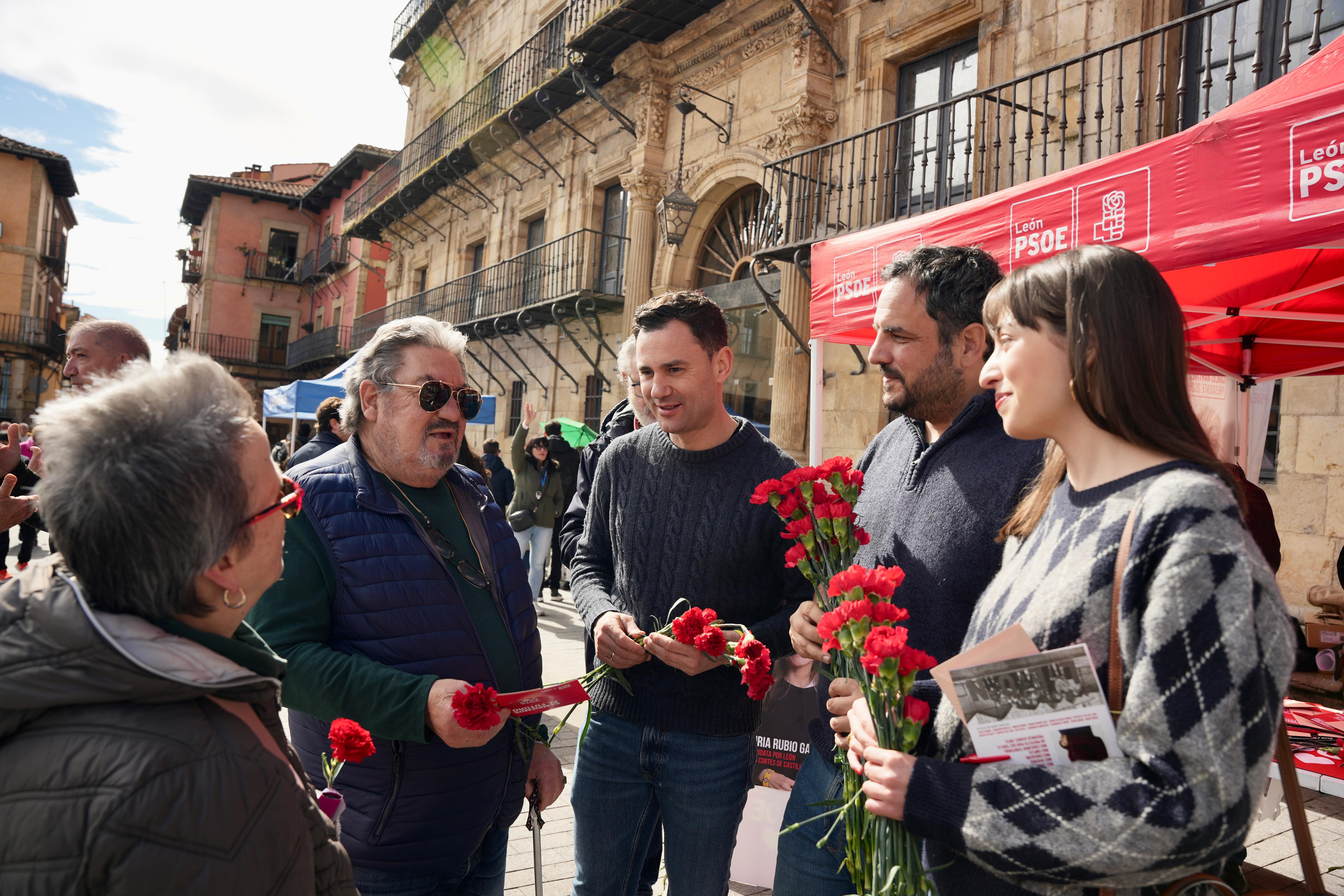 Representantes del PSOE de León repartiendo claveles durante la campaña de las autonómicas. | L.N.C.