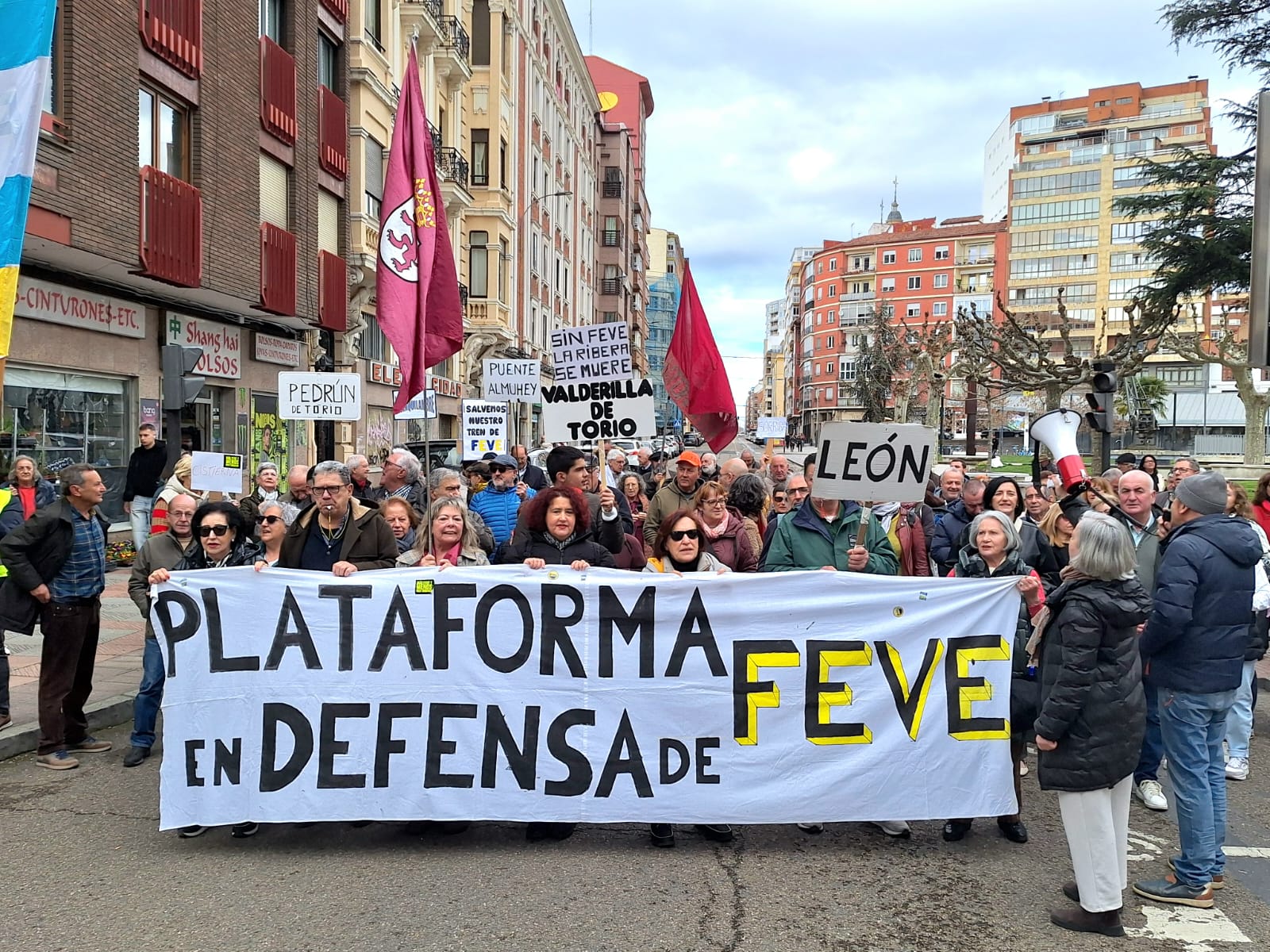 Un instante del corte de tráfico a la altura de la estación de Feve en Padre Isla. | L.N.C.