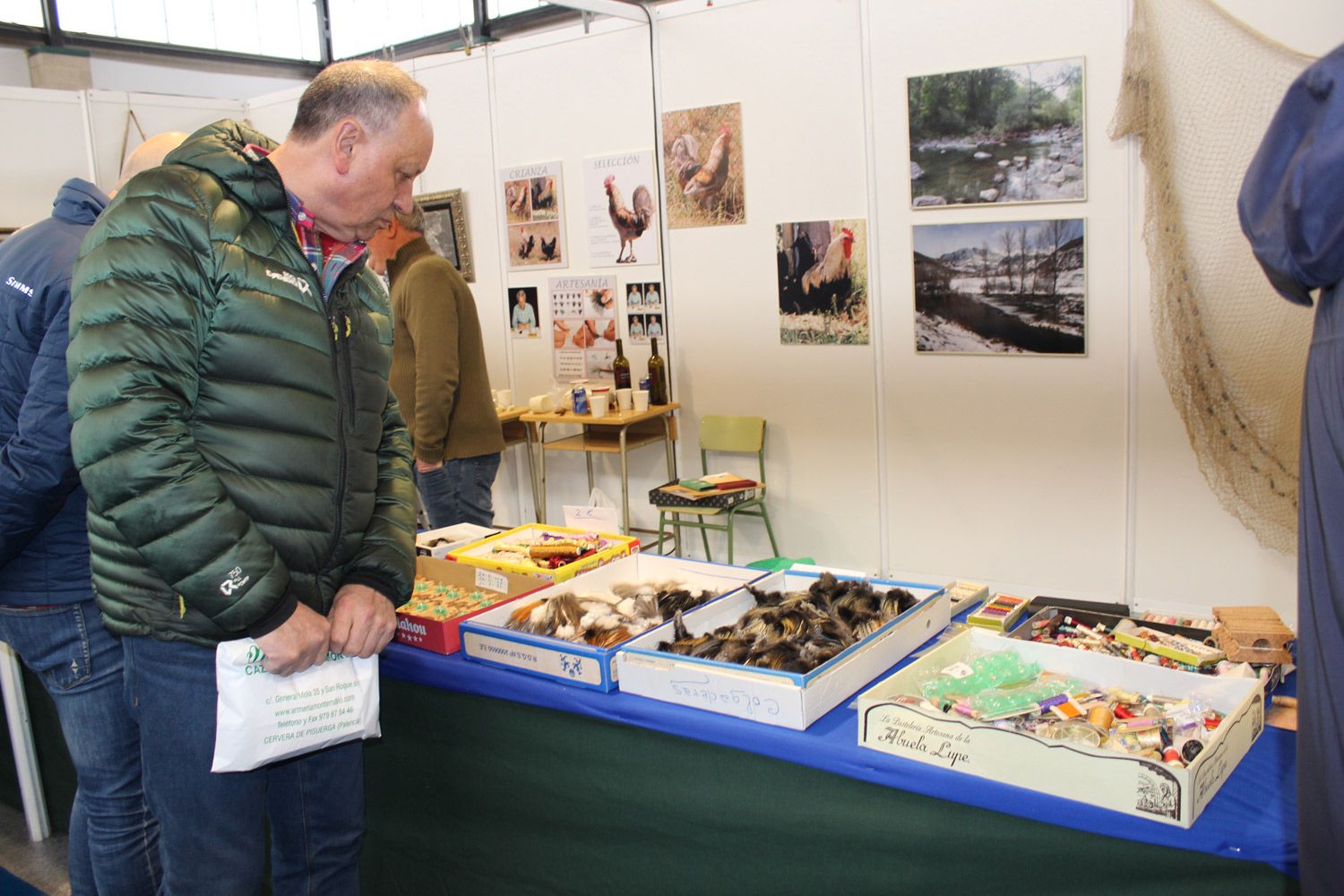 Uno de los expositores de la Feria de la Pluma y Pesca de La Vecilla. | ALFREDO HURTADO