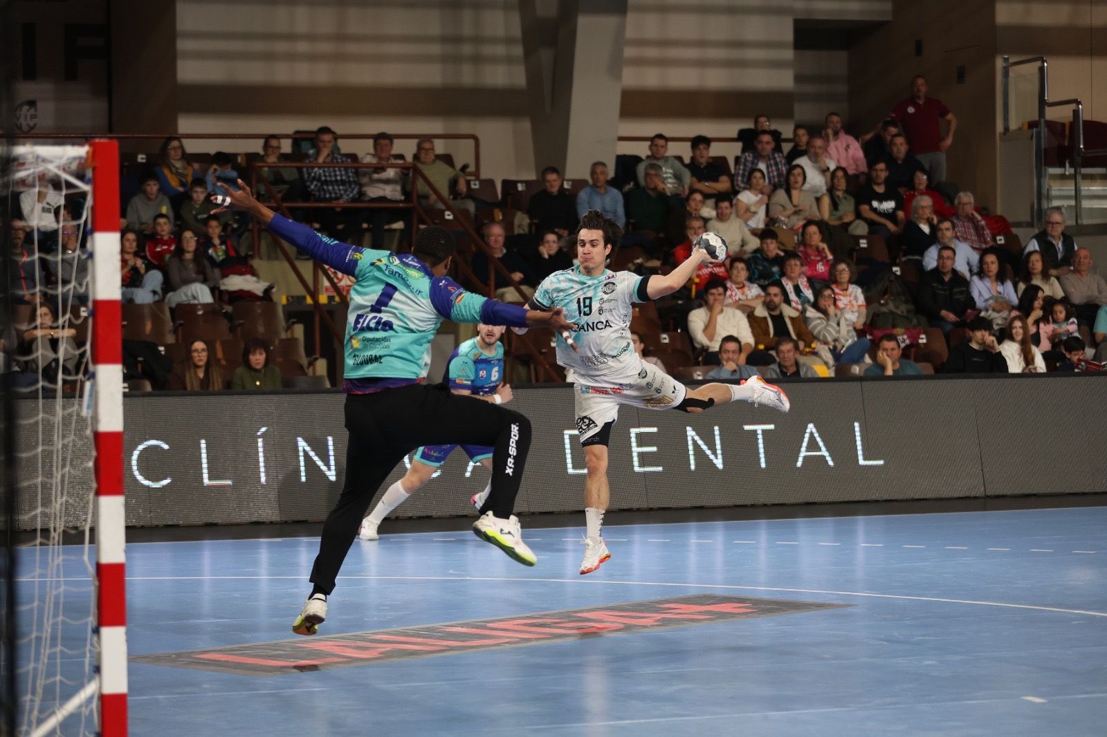 El extremo del Ademar, Gonzalo, resuelve una contra ante el portero del Puente Genil, Elcio. | FERNANDO OTERO