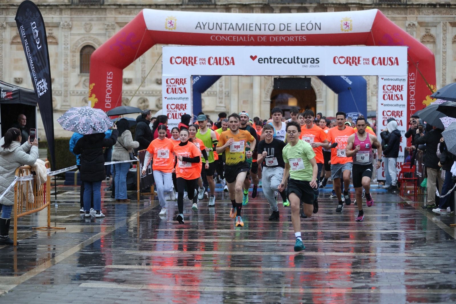 Un instante de la salida de la carrera Entreculturas. | FERNANDO OTERO