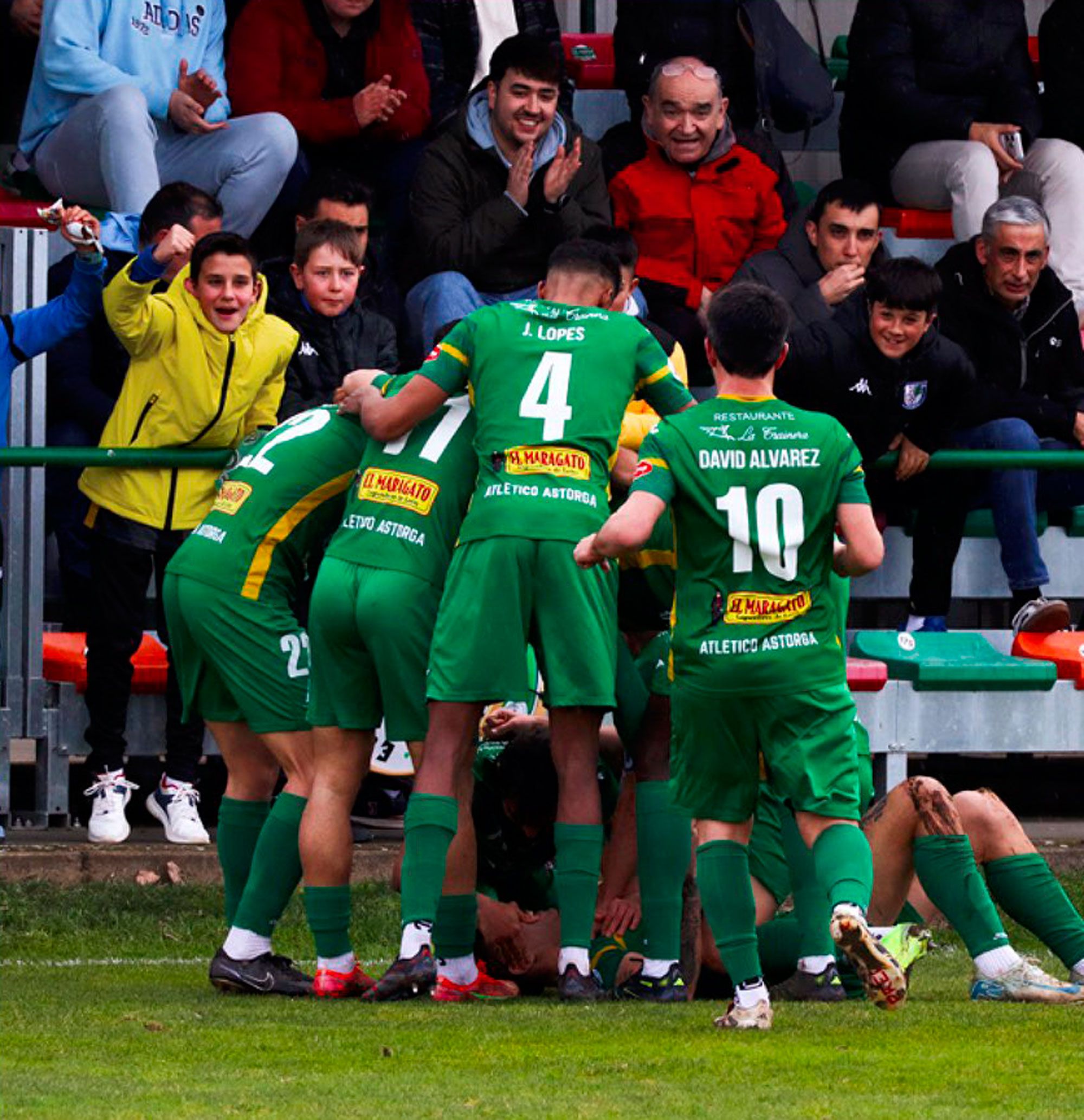 Los jugadores delAstorga y su afición festejan uno de los goles frente al Marino.  ATLÉTICO ASTORGA