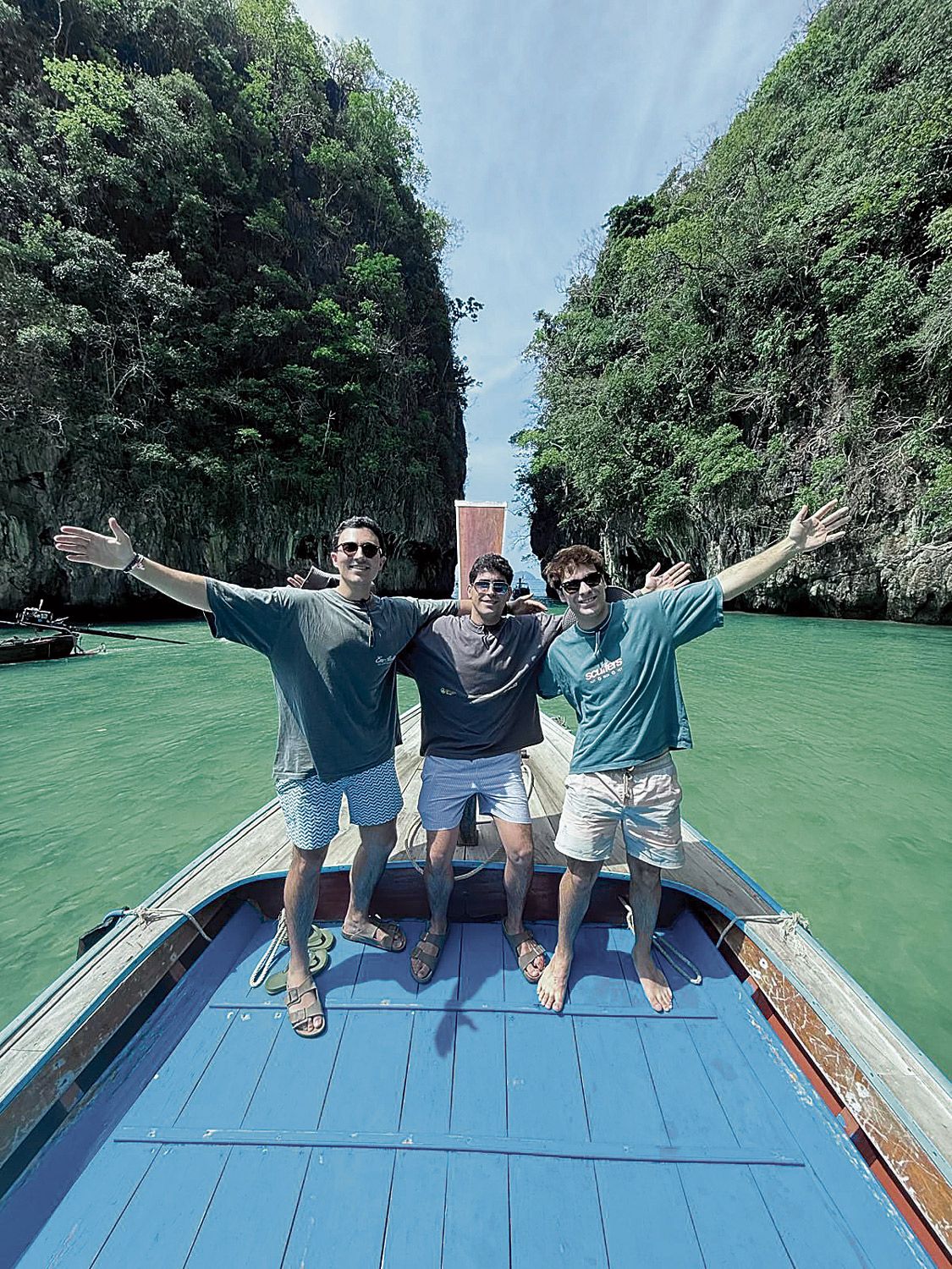Eduardo, Pablo y Dani disfrutan de su viaje por Tailandia. | L.N.C.