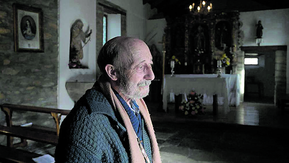 Isaac Núñez regresó a las Ventas de Albares donde sigue atendiendo 14 parroquias, en la foto en la iglesia de Santa Marina de Torre. | JESÚS F. SALVADORES