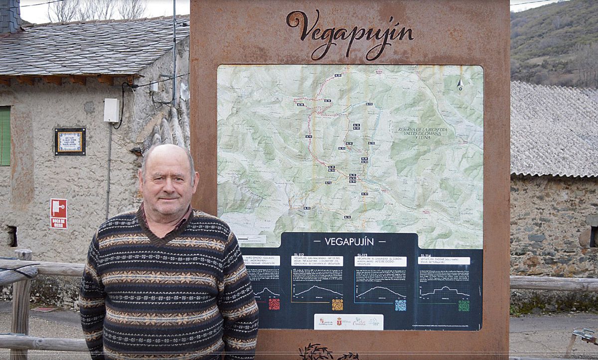 "Aquí tenemos rutas de todo", dice el paisano delante del mapa que las marca. | FULGENCIO FERNÁNDEZ