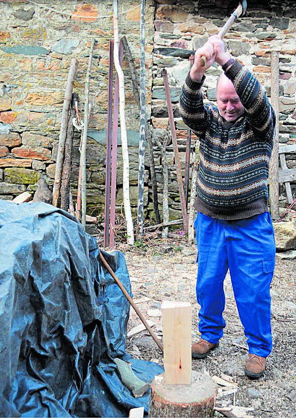 Tubal cortando leña para la cocina. | F. FERNÁNDEZ