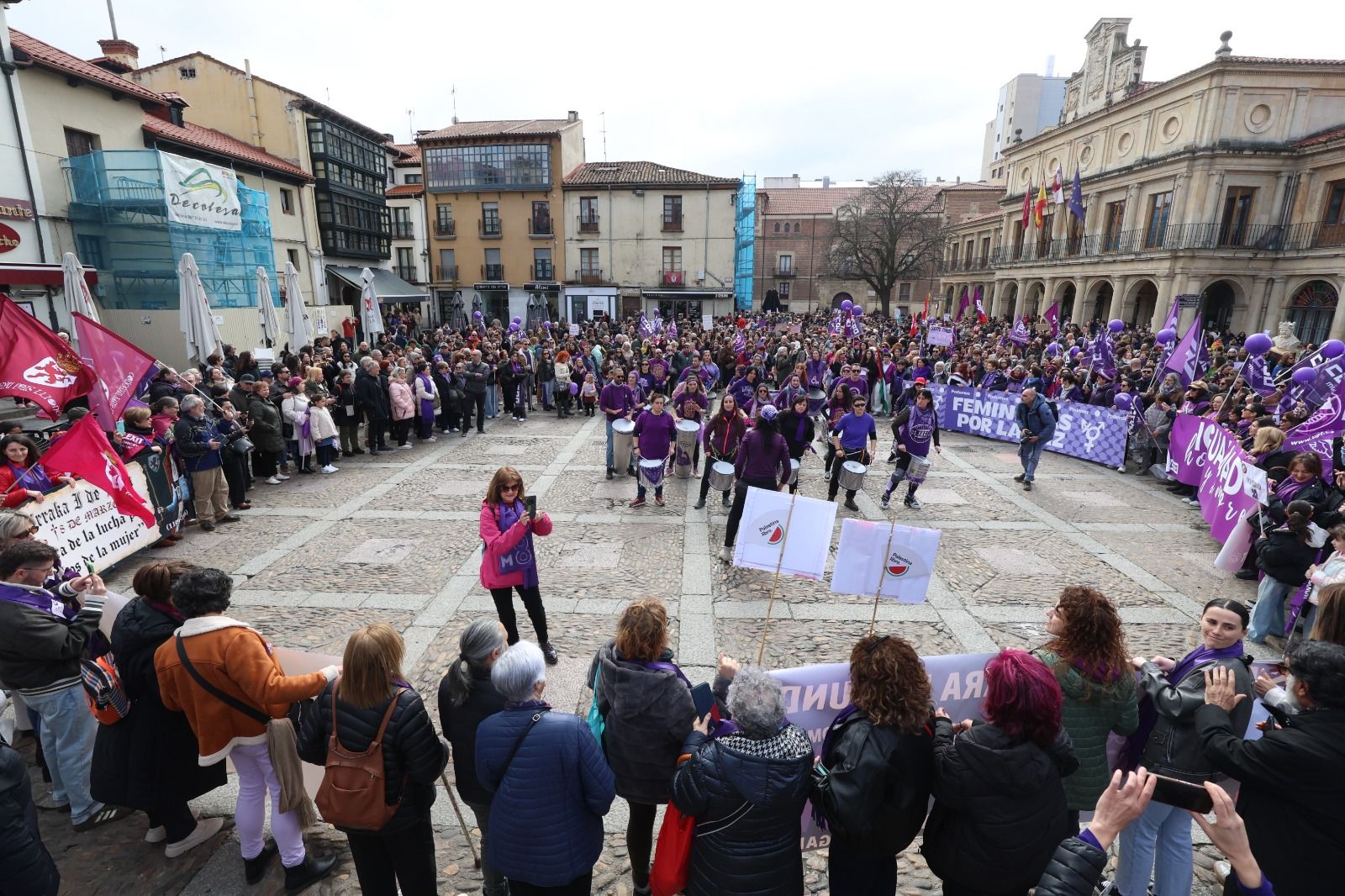 León se tiñe de morado por el 8M. | FERNANDO OTERO