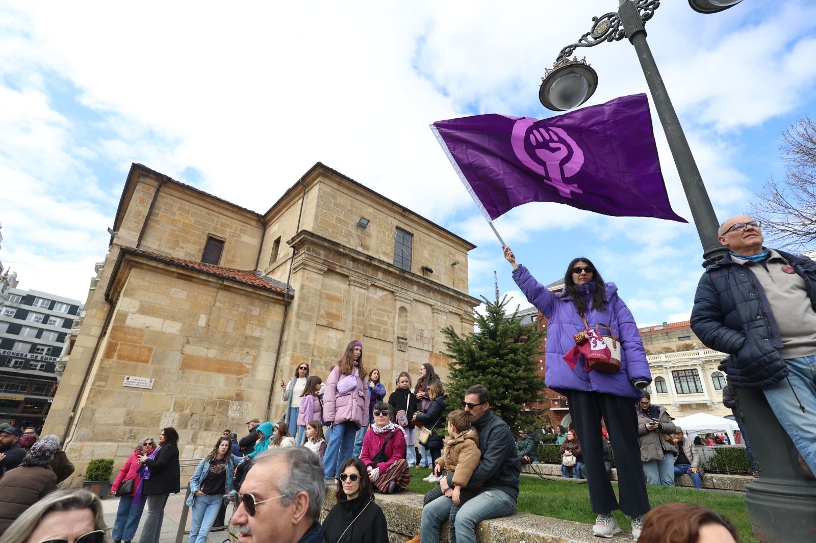 León se tiñe de morado por el 8M. | FERNANDO OTERO