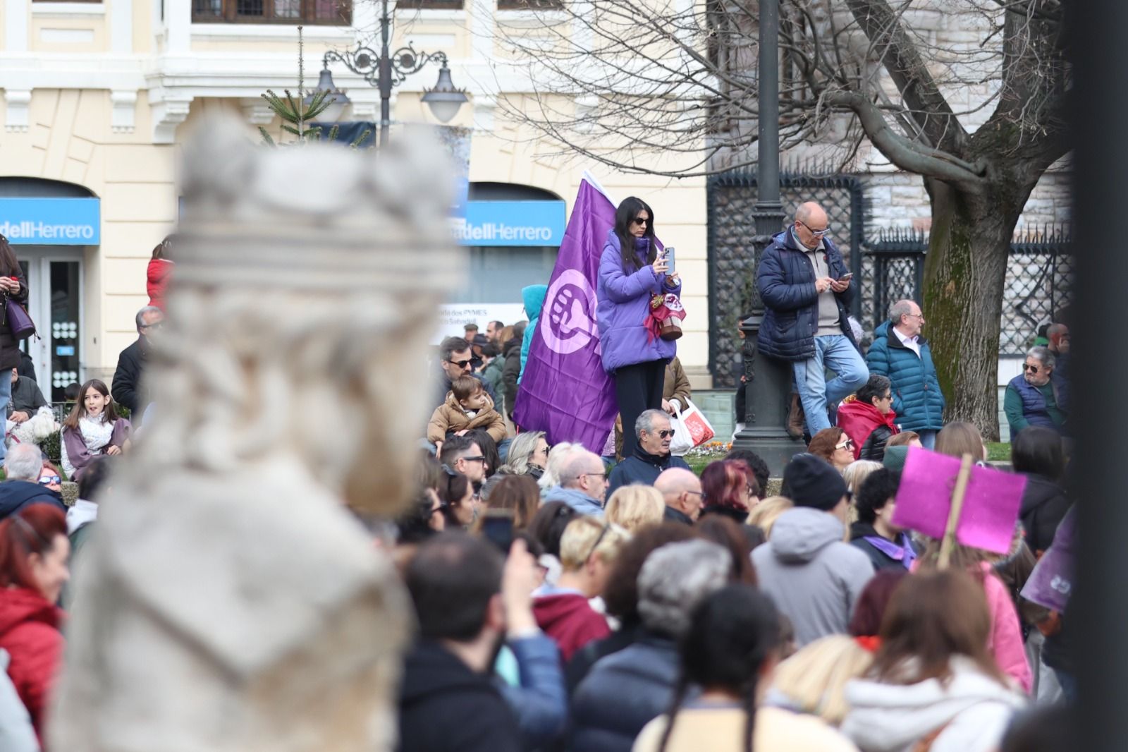 León se tiñe de morado por el 8M. | FERNANDO OTERO