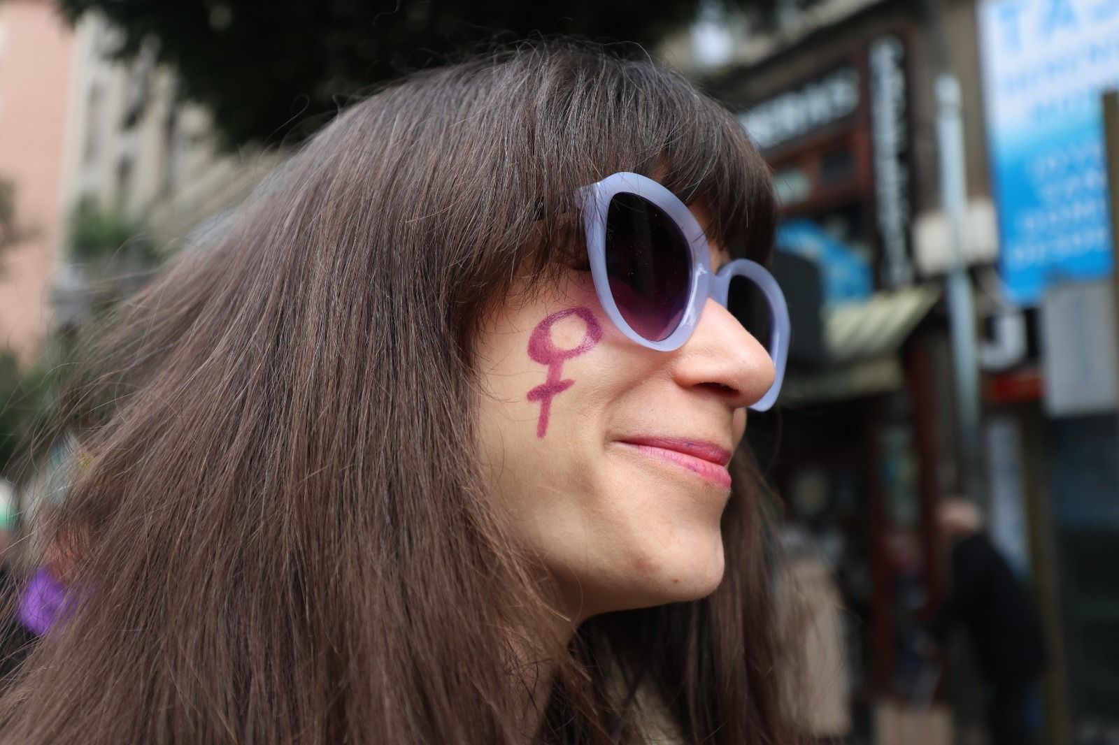 León se tiñe de morado por el 8M. | FERNANDO OTERO