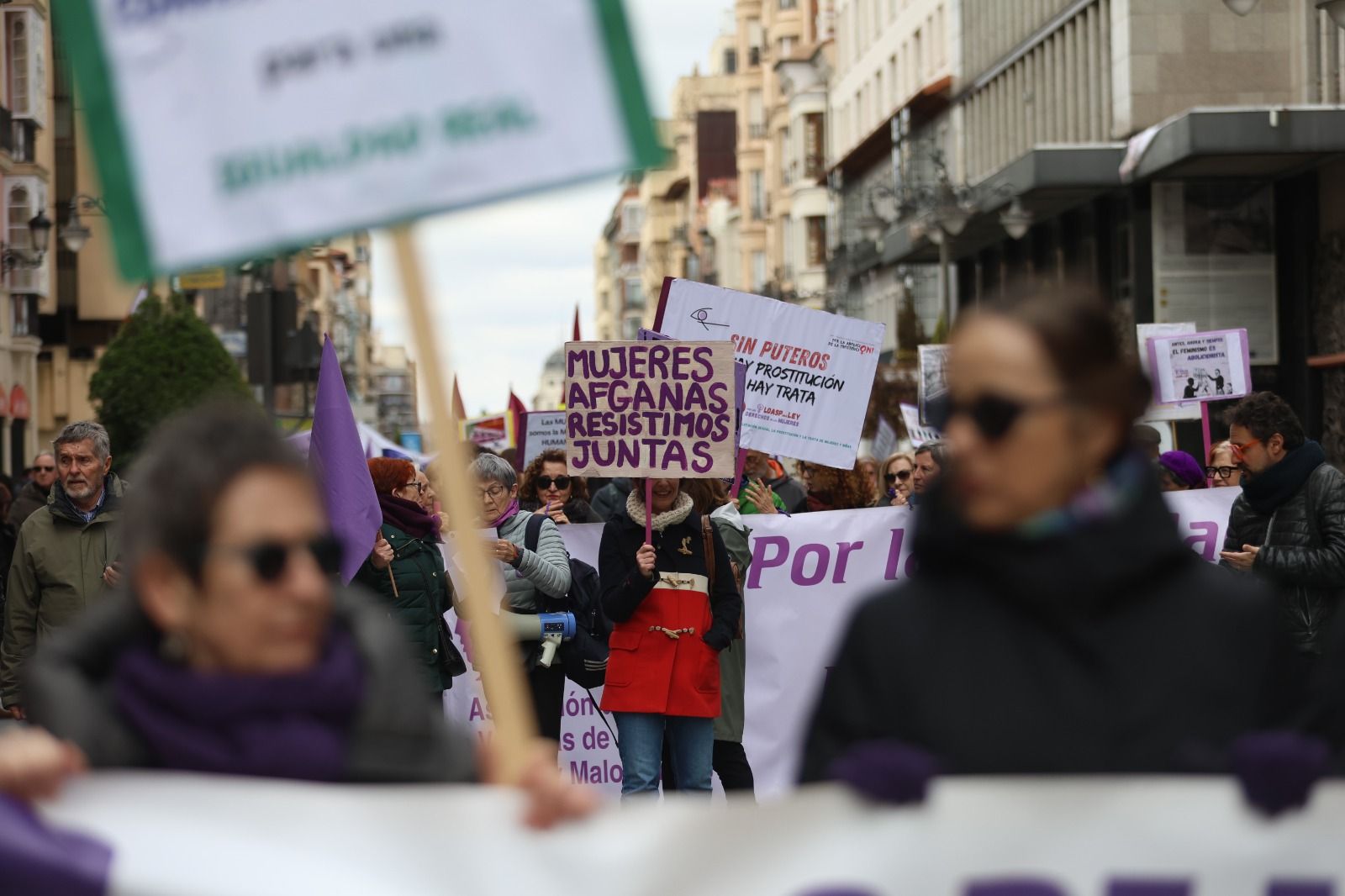 León se tiñe de morado por el 8M. | FERNANDO OTERO