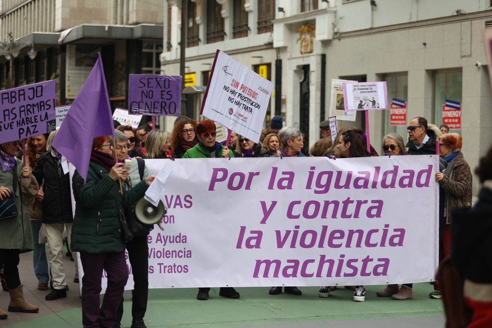 León se tiñe de morado por el 8M. | FERNANDO OTERO
