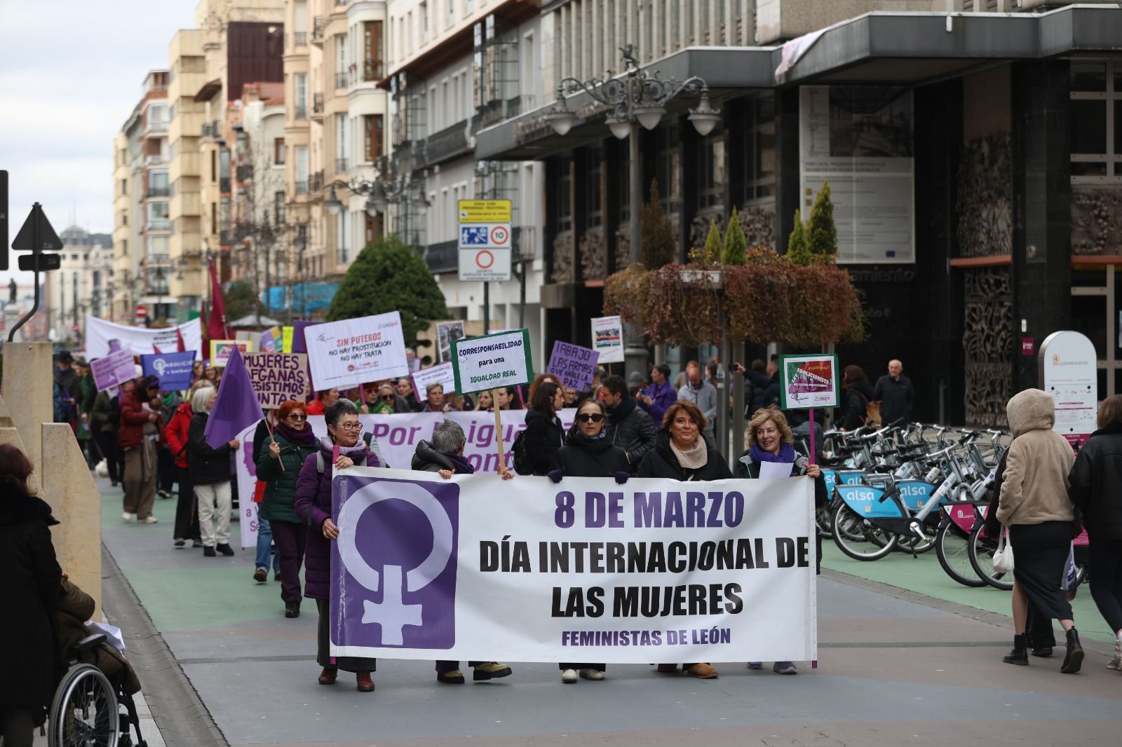 León se tiñe de morado por el 8M. | FERNANDO OTERO