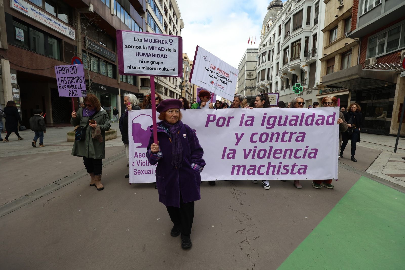León se tiñe de morado por el 8M. | FERNANDO OTERO