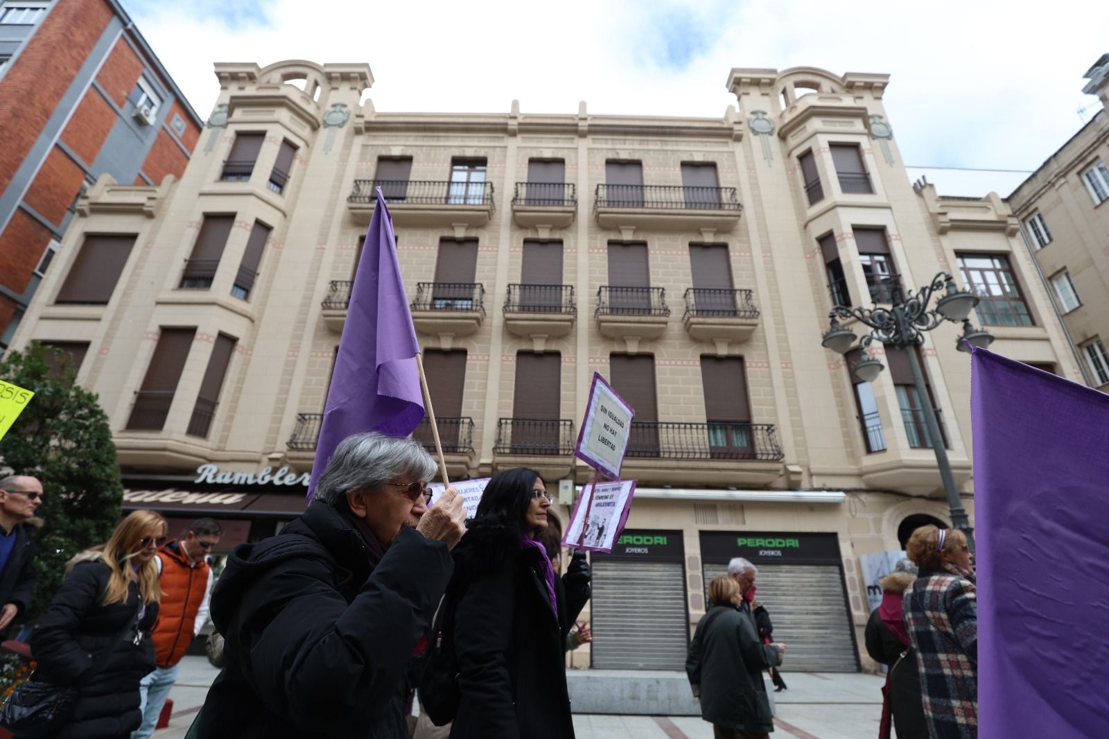 León se tiñe de morado por el 8M. | FERNANDO OTERO