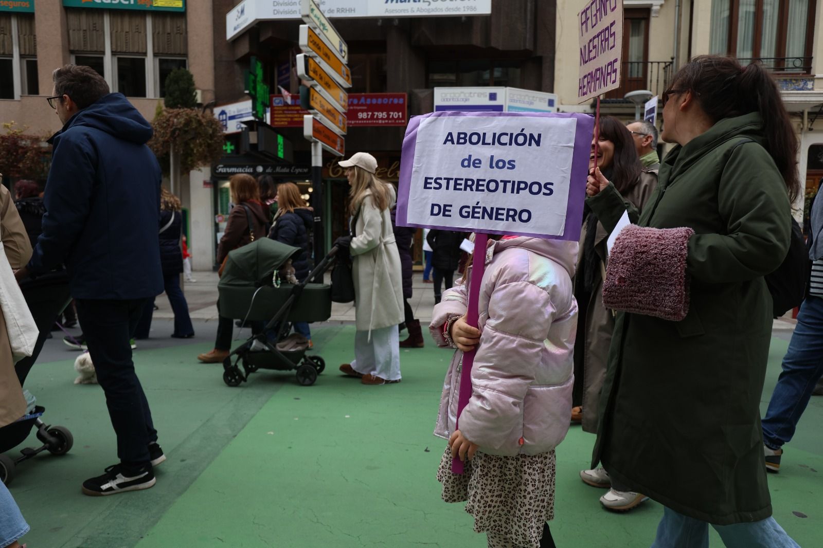 León se tiñe de morado por el 8M. | FERNANDO OTERO