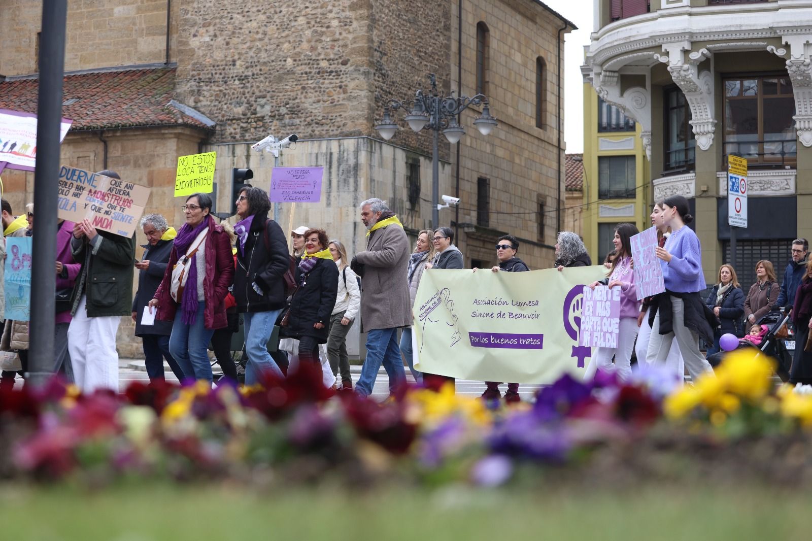 León se tiñe de morado por el 8M. | FERNANDO OTERO