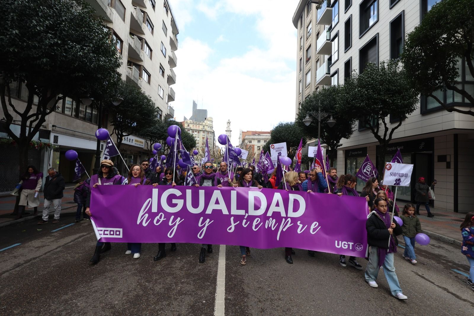 León se tiñe de morado por el 8M. | FERNANDO OTERO