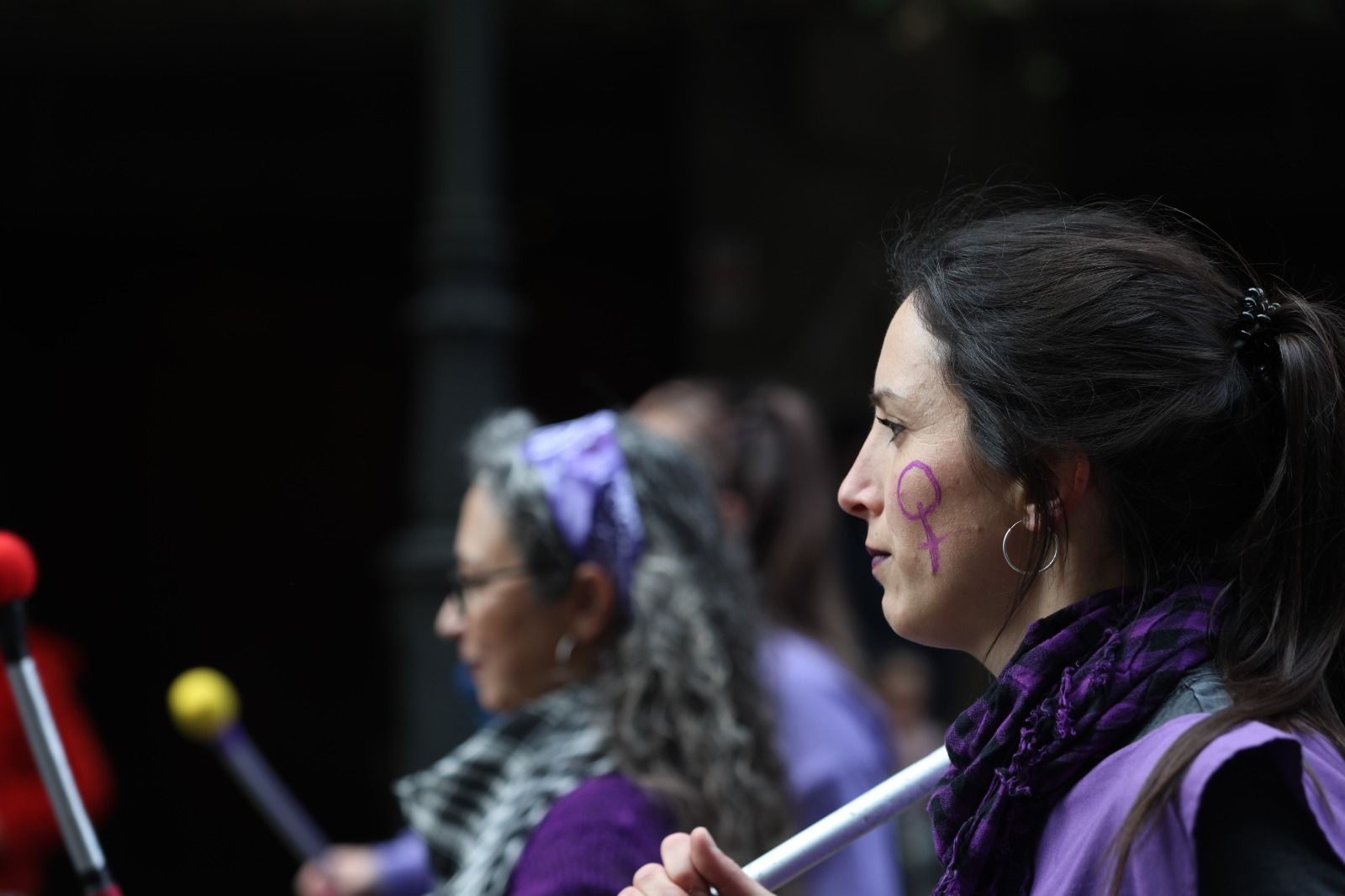 León se tiñe de morado por el 8M. | FERNANDO OTERO