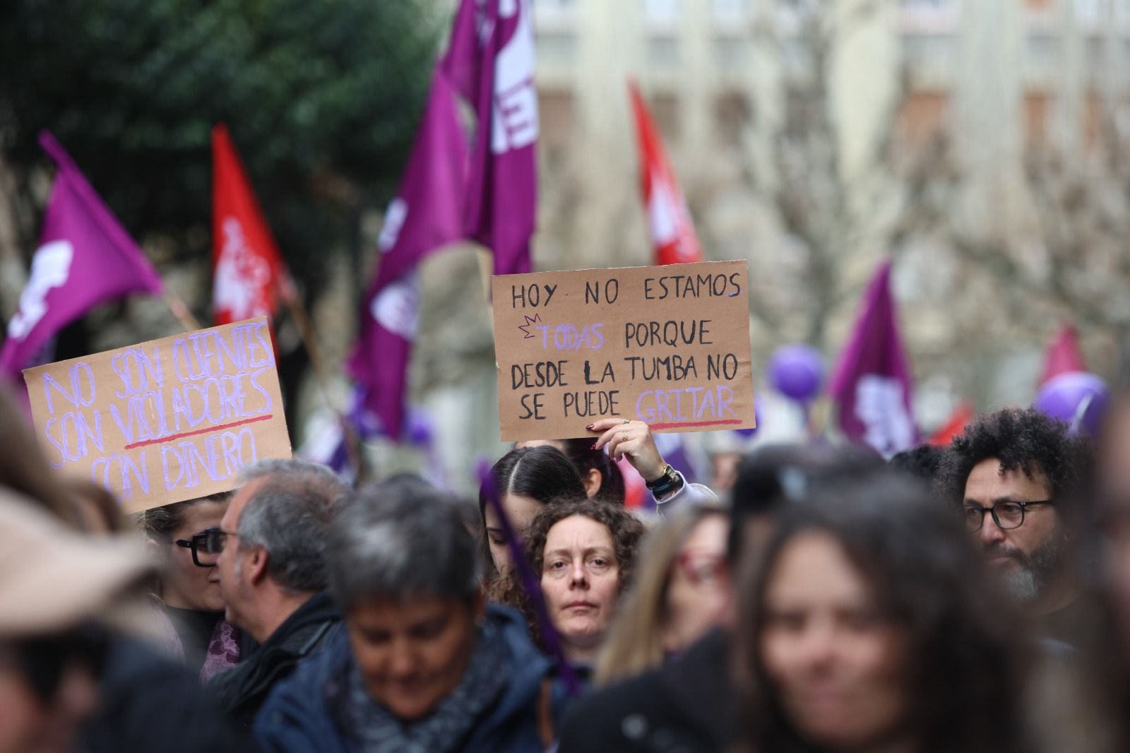 León se tiñe de morado por el 8M. | FERNANDO OTERO