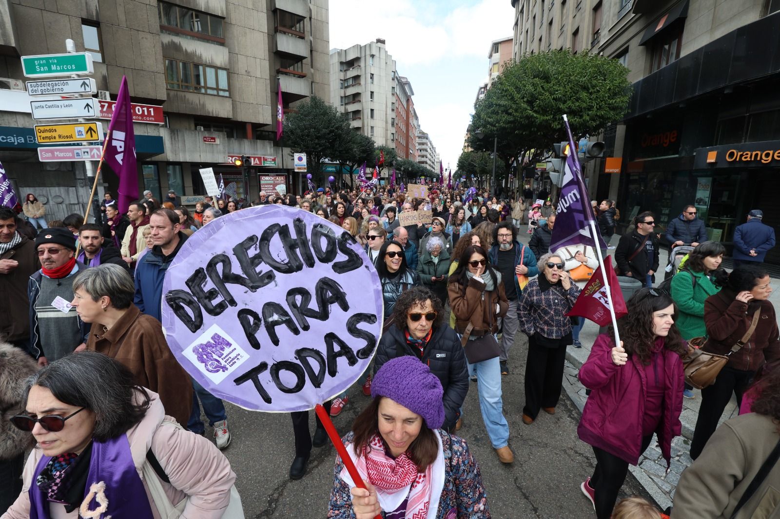 León se tiñe de morado por el 8M. | FERNANDO OTERO