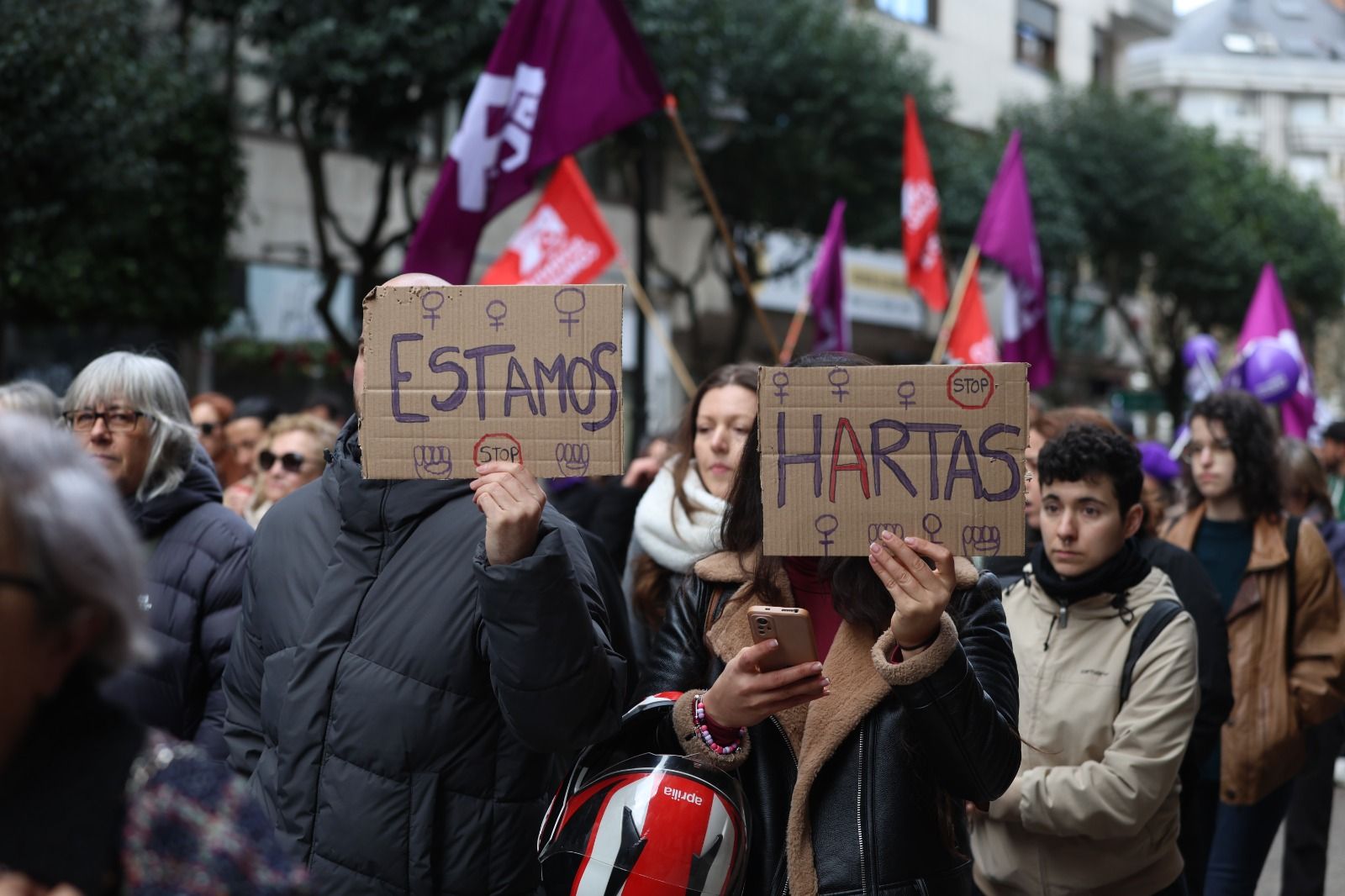 León se tiñe de morado por el 8M. | FERNANDO OTERO
