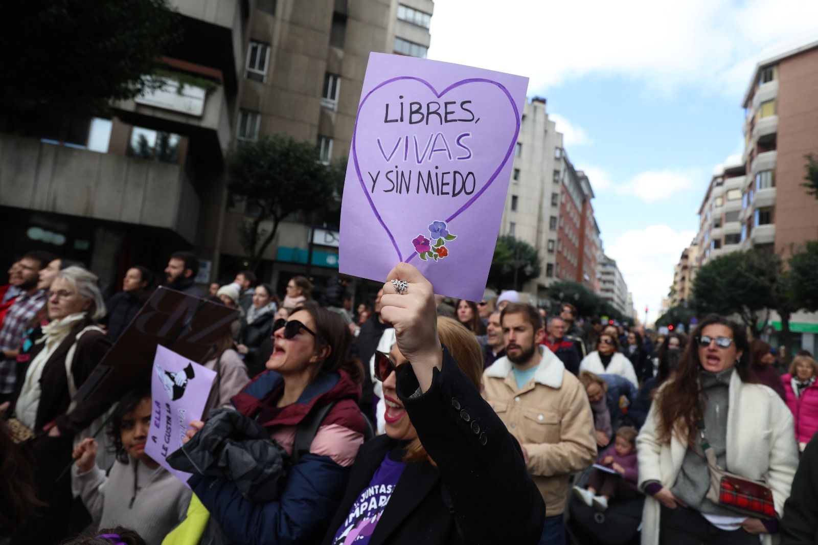 León se tiñe de morado por el 8M. | FERNANDO OTERO