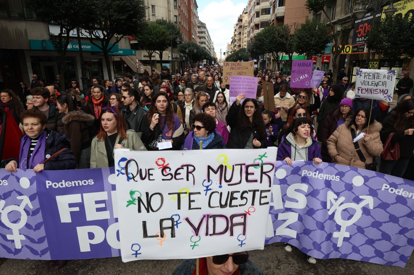 León se tiñe de morado por el 8M. | FERNANDO OTERO