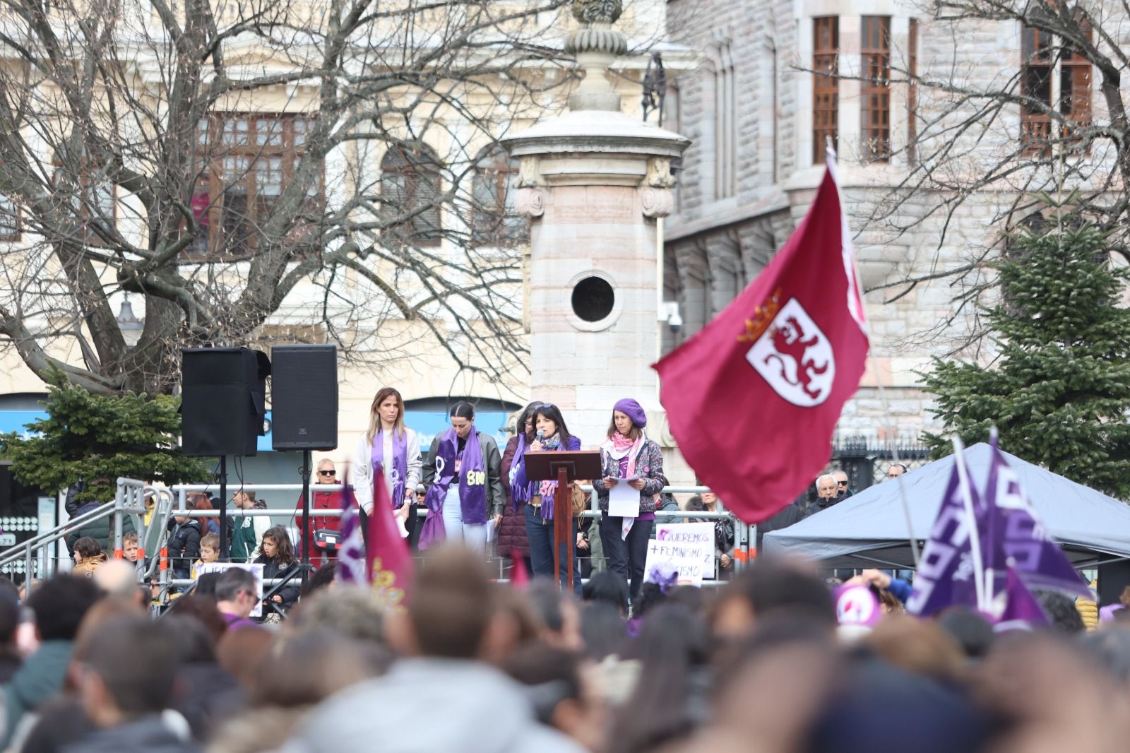 León se tiñe de morado por el 8M. | FERNANDO OTERO