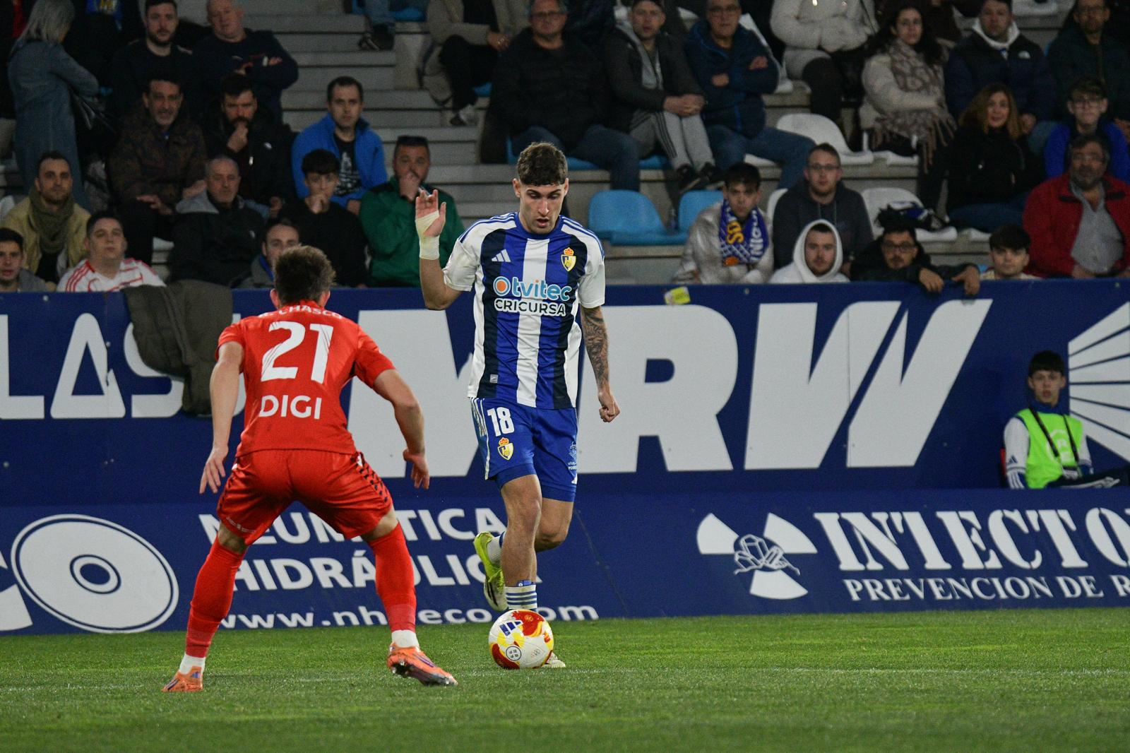 Borja Vázquez intentando encarar a uno de los defensores durante el partido.ENRIQUE RAMÓN
