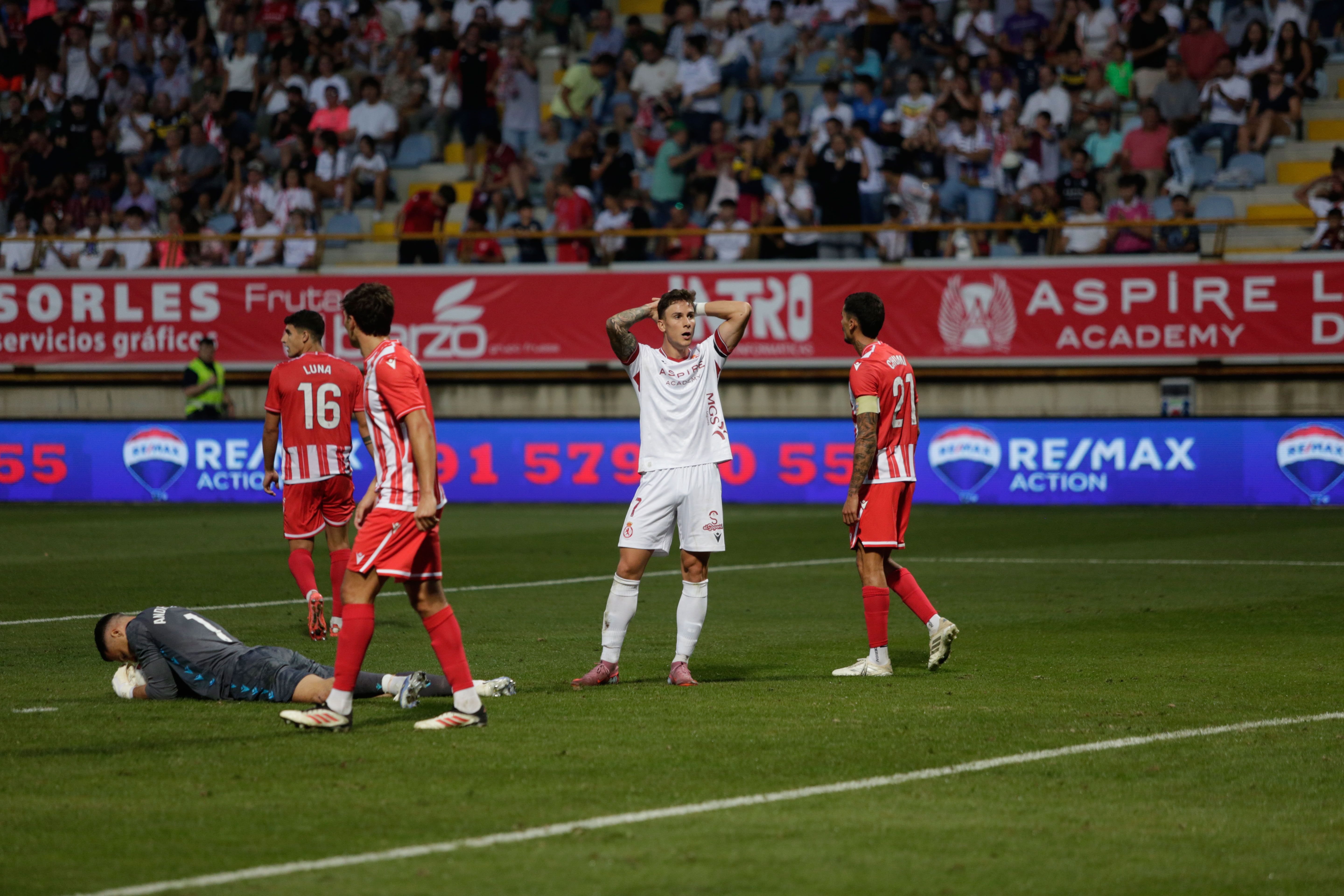 Collado se lamenta tras una ocasión en el choque entre Cultural y Almería en el Reino. | FERNANDO OTERO