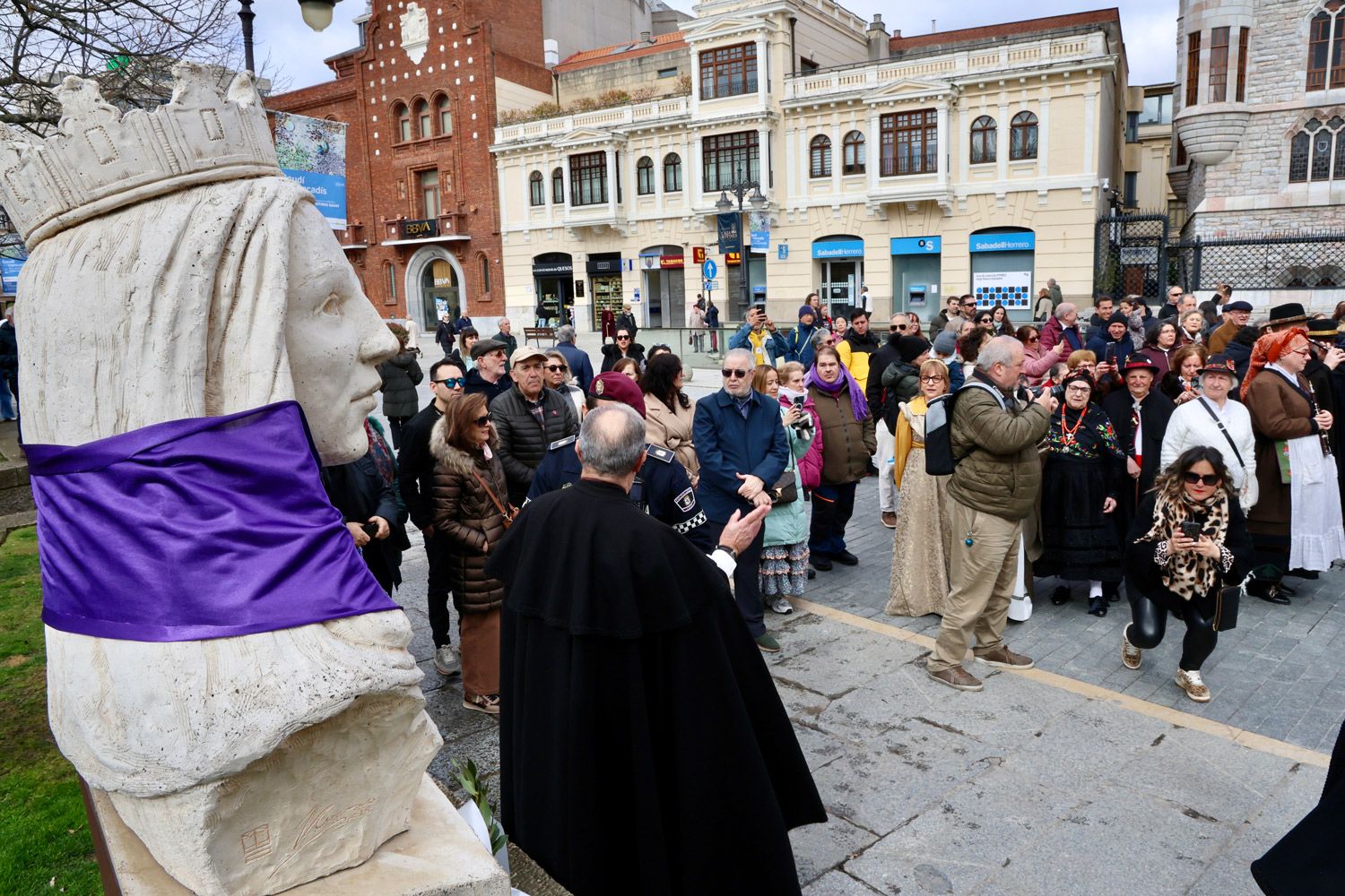 La Federación de Vecinos Rey Ordoño homenajea a Urraca I en el 900 aniversario de su muerte. | CAMPILLO (ICAL)