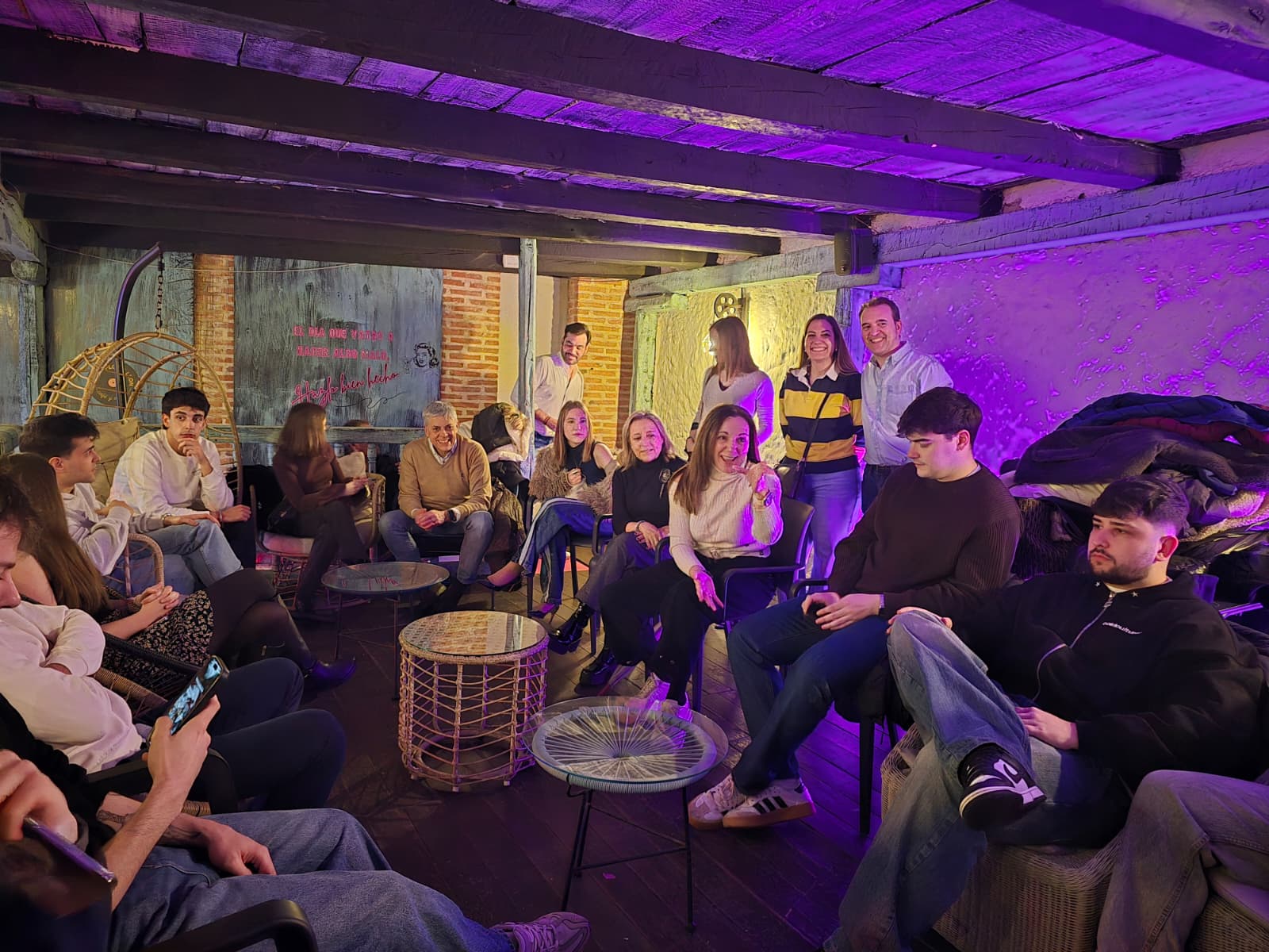 Reunión de María José Álvarez y otros miembros del PP con jóvenes en León. | L.N.C.